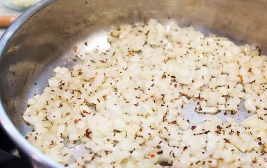 1. Этап. Пряный рис: Затем добавьте измельченный лук, жарьте минут 7.