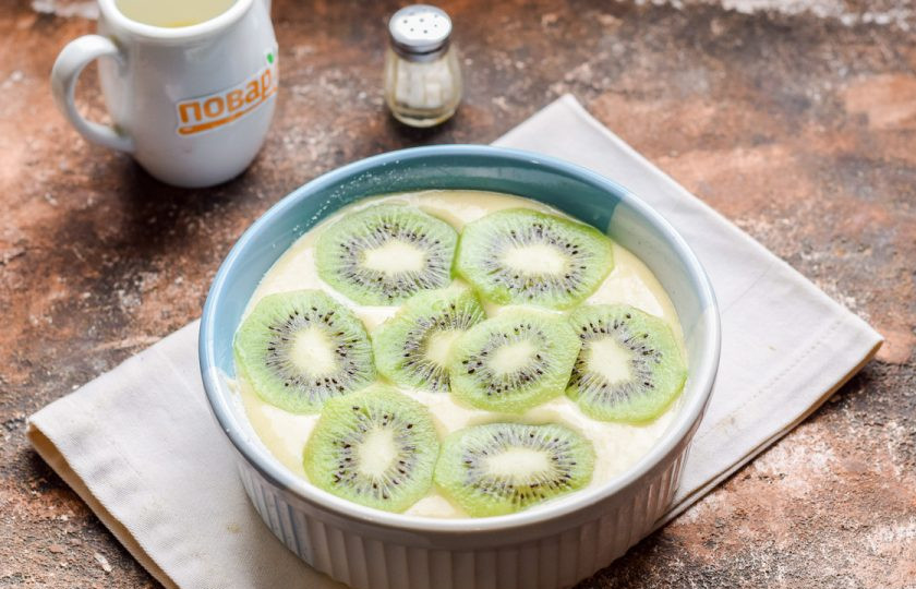 1. Этап. Пирог с киви на сметане: Форму для духовки смажьте маслом, переложите тесто в форму. Киви очистите и нарежьте кружочками, переложите киви в форму. Запекайте пирог 30-40 минут, готовность проверяйте шпажкой.