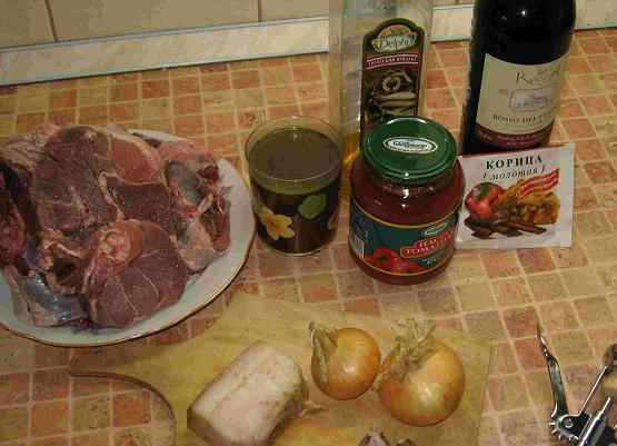 1. Этап. Бефстроганов из баранины: 1. Когда я бралась за приготовления этого блюда, мне был интересен конечный результат. Могу сказать, что бефстроганов из баранины в домашних условиях - это очень вкусное и необычное блюдо, которое дополнено приправами, вином, салом и чесноком. Это сочетание невероятное и потрясающее.