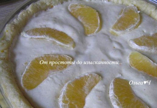 1. Этап. Творожный пирог с апельсином: Выложите начинку, а сверху разложите дольки апельсина. Как вариант дольки апельсина можно очистить от пленок и чуть присыпать сахаром. В моем случае верхние пленки немного подсохли, но апельсин остался сочным.