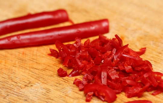 1. Этап. Морковь по-корейски с капустой: 5. Далее очень мелко нарезаем перчик чили. Можно пропустить этот шаг, если боитесь, что будет слишком остро.