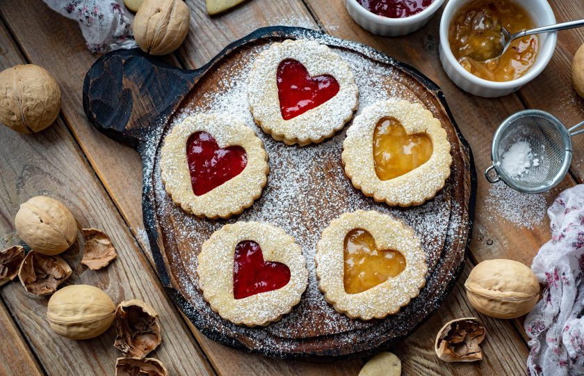 1. Этап. Австрийское Линцерское печенье: Подавайте линцерское печенье, слегка присыпав его сахарной пудрой.