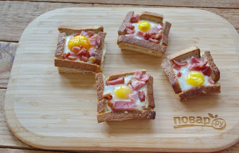 1. Этап. Тосты Карбонара: Разогрейте духовку до 200 градусов и запеките тосты в духовке 8 минут. Нам нужно, чтоб белок стал белым, а желток едва схватился.