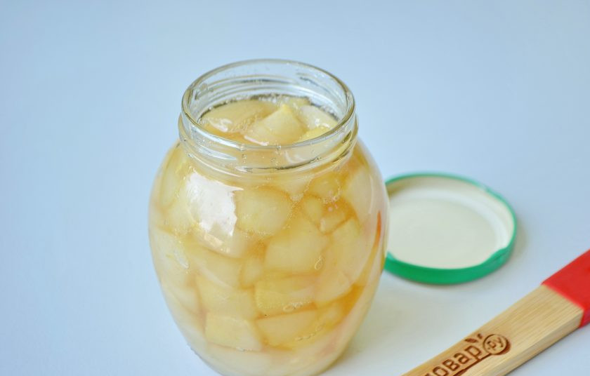 1. Этап. Варенье из груш в духовке: Печеные груши выкладываем в стерилизованные банки и сразу же закатываем.