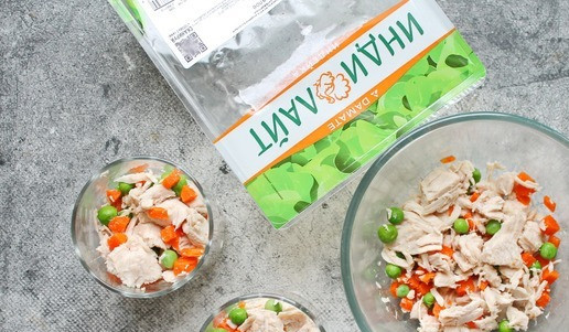 1. Этап. Заливное из индейки Провансаль: Разложите индейку с овощами в персональные формочки или в общий салатник.