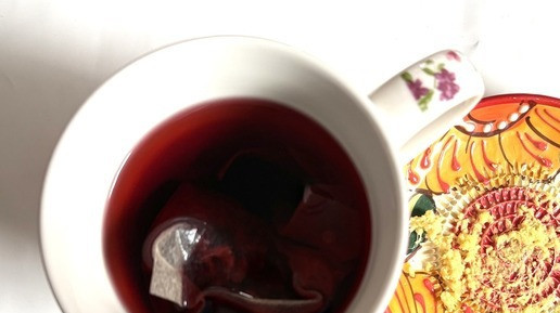 1. Этап. Смузи фруктовый Каркаде: Заварить чай, дать настояться минут пять и процедить. Я завариваю в специальном пакете для чая, очень удобно, не надо процеживать. Натереть имбирь.