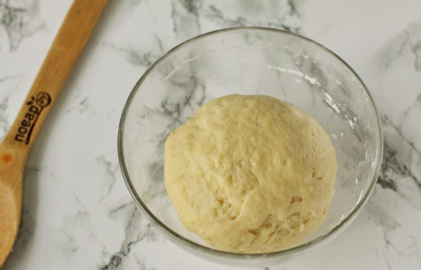 1. Этап. Печенье на молоке: Замесите мягкое и пластичное тесто. Если необходимо, можно добавить в процессе еще немного муки, тесто не должно прилипать к рукам.