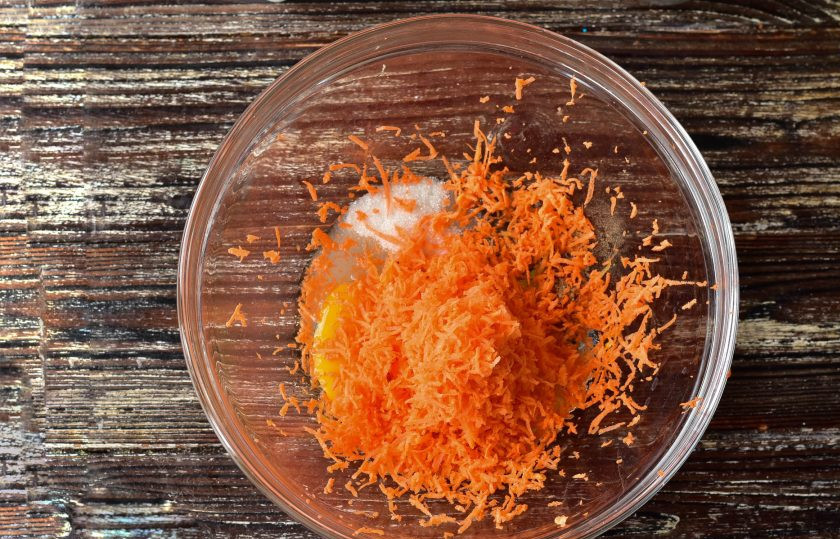 1. Этап. Морковные пряники: Натрите на мелкой терке морковь.