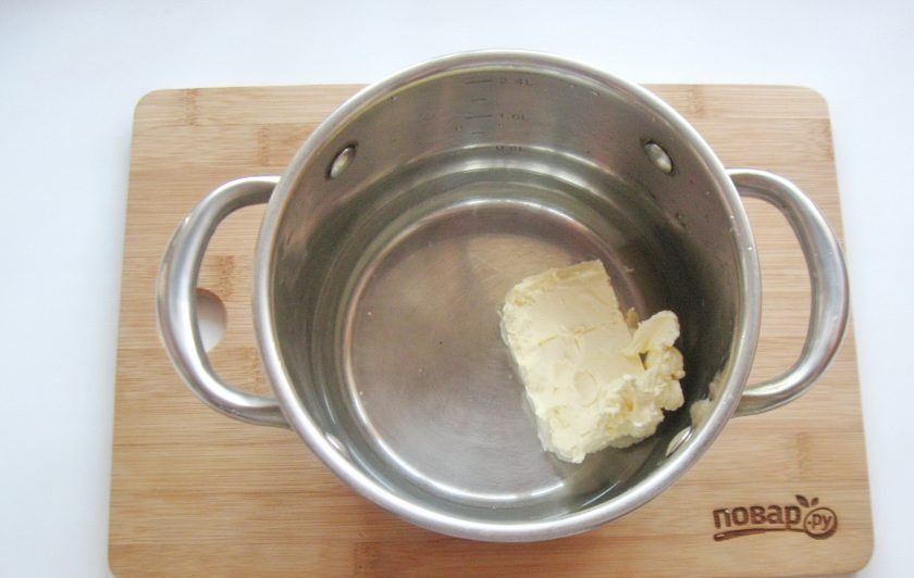 1. Этап. Профитроли с кракелюром: А тем временем приготовьте тесто для профитролей. В кастрюлю выложите 100 грамм сливочного масла и налейте стакан воды. Поставьте на плиту.