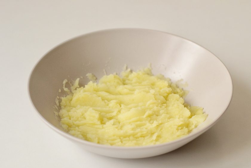 1. Этап. Ирландские сконы: Слейте воду и разомните его вилкой в пюре.