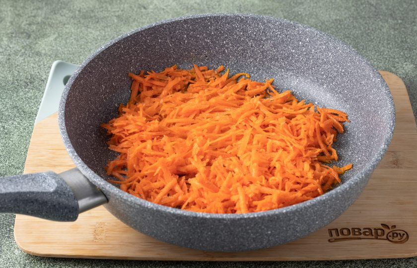 1. Этап. Паштет из чечевицы с морковью: Морковь очистите от кожуры, натрите на терке. Обжарьте с небольшим количеством растительного масла в сковороде до золотистого цвета.