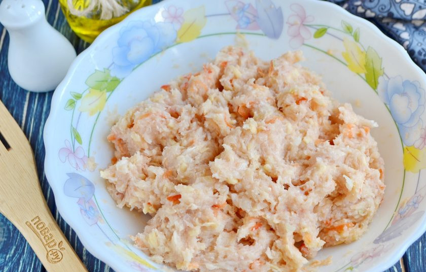 1. Этап. Котлеты из курицы с паприкой: Фарш для котлет готов. Смочите немного руки, набирайте фарш столовой ложкой и мокрыми руками катайте шарики, приплюскивайте.