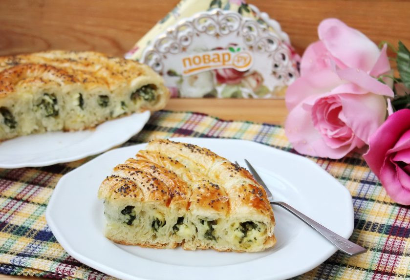 1. Этап. Греческая улитка с сыром и шпинатом: Готовый пирог достаньте из духовки, охладите и подавайте к столу.