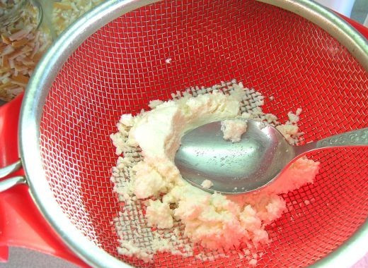 1. Этап. Суфле молочное: 4. За время остывания, протрите творог через сито. Добавьте сметану и перемешайте.