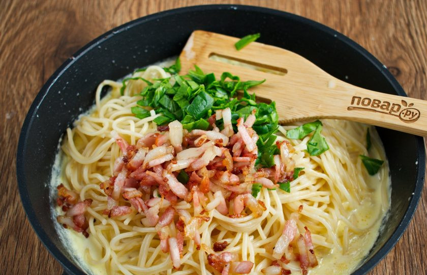 1. Этап. Сливочная Карбонара: В соус добавьте горячие спагетти, бекон и базилик. Перемешайте. Готовьте 1-2 минуты.