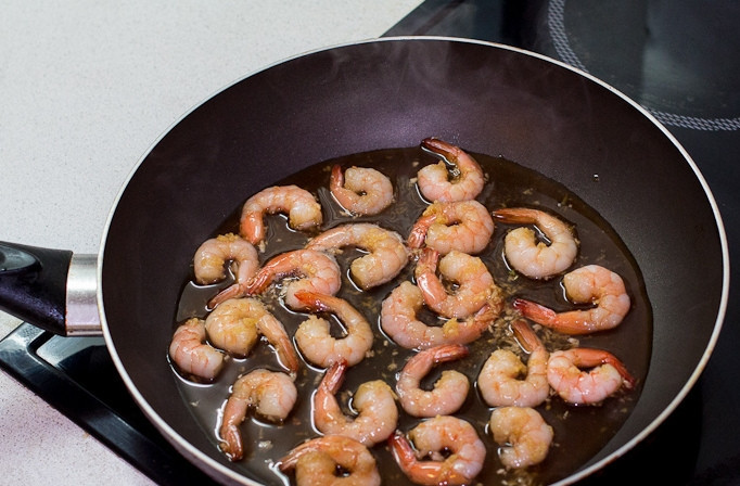 1. Этап. Салат с грушей и креветками: Быстро обжарить на раскаленной сковороде в небольшом количестве масла – по 2 минутки с каждой стороны.