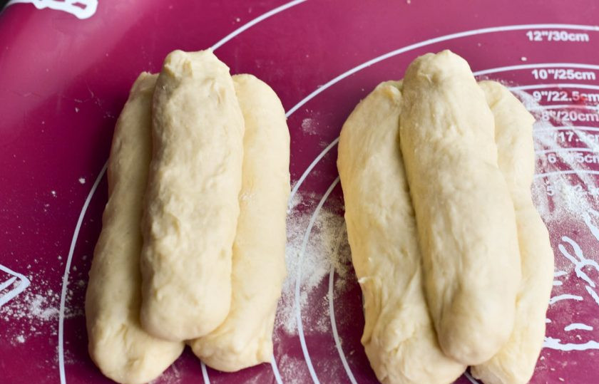 1. Этап. Булка Черкизовская: Разделите его на куски, каждый раскатайте в жгутик. Сложите два рядом, а третий сверху. С остальными жгутиками проделайте эту же процедуру.