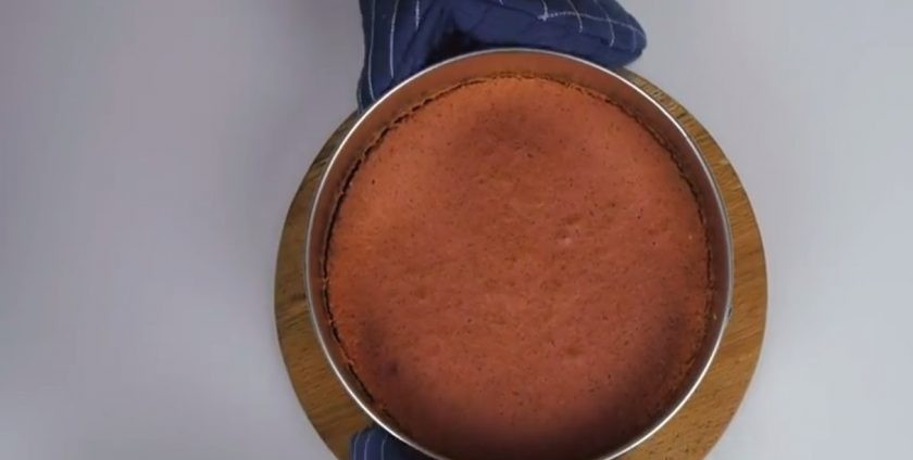 1. Этап. Нежный торт Мечта: 6. Распределите тесто по форме и отправьте в разогретую до 160 градусов духовку на 30 минут. Оставьте корж в форме на 15 минут, после чего полностью остудите на решетке. Воду соедините с клубничным пюре и сахаром.