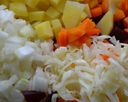 1. Этап. Винегрет на зиму: Перекладываем все ингредиенты в глубокую миску и хорошенько перемешиваем.