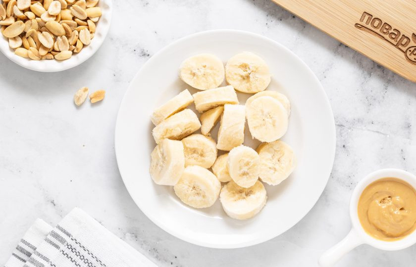 1. Этап. Смузи Сникерс: Банан предварительно заморозьте, затем порежьте кружочками.