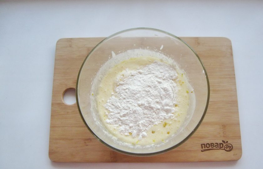 1. Этап. Лимонный кекс с изюмом: Всыпьте муку, перемешайте тесто.