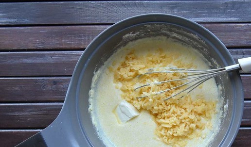 1. Этап. Утренняя полента с грибами и яйцом: Для варки поленты использую смесь молока и воды в равных долях. Довожу жидкость до кипения, добавляю щепотку соли и постепенно, тонкой струйкой, всыпаю кукурузную поленту ТМ Bravolli. Постоянно помешивая, варю до загустения, минут 5. В конце процесса приготовления, добавляю в поленту сливочное масло и натертый сыр. Хорошо перемешиваю и снимаю с огня.