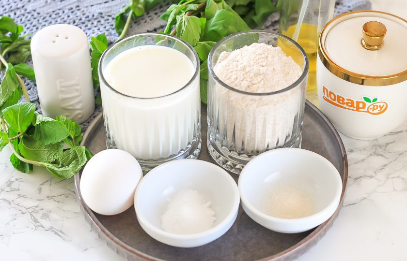 1. Этап. Панкейки из ржаной муки: Подготовьте указанные ингредиенты. Молоко можно использовать любой жирности.