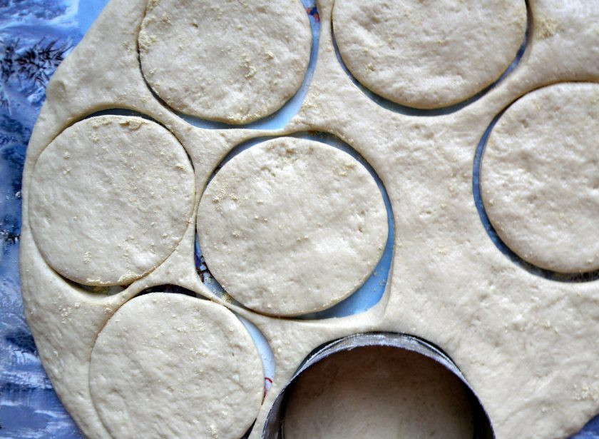 1. Этап. Нежные пшенные лепешки: Раскатайте тесто в пласт толщиной в 2 см. Вырубкой для теста нарежьте лепешки, окуная края выемки в муку.