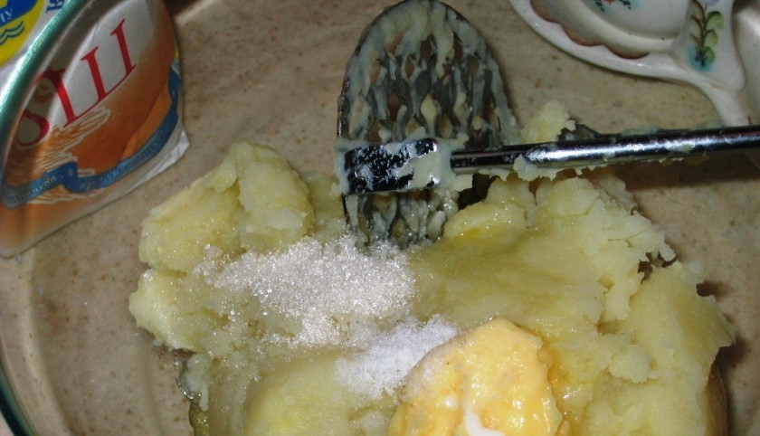 1. Этап. Лефсе: 2. Добавим к пюре сливки, масло,соль и сахар. Тщательно перемешаем, и отправим в холодильник до остывания (примерно 10-15 минут).