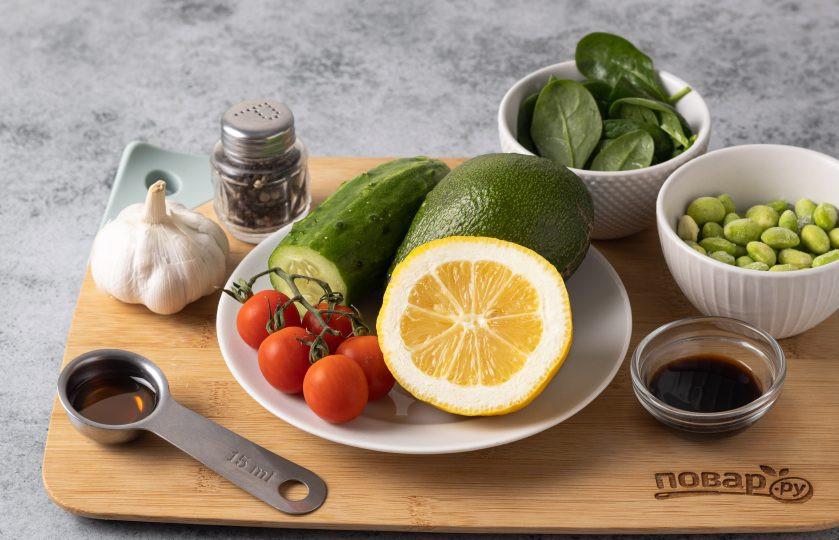 1. Этап. Салат с авокадо и соевым соусом: Подготовьте все ингредиенты.