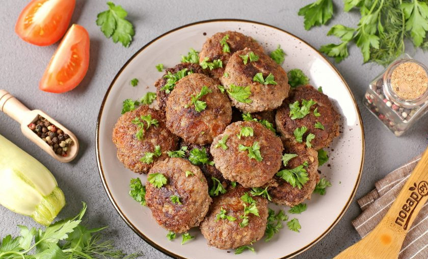 1. Этап. Котлеты с кабачком и помидором: Котлеты с кабачком и помидором готовы. Приятного аппетита!