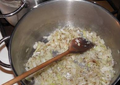 1. Этап. Тушеная красная капуста по-чешски: Когда лук начнет подрумяниваться, добавьте к нему измельченный тмин.