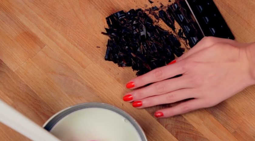 1. Этап. Домашний горячий шоколад: 1. Для начала подготовьте шоколад: любой ваш любимый шоколад (не обязательно горький, можете взять и молочный) хорошо покрошите ножом, чтобы он быстрее растаял при приготовлении.