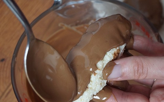 1. Этап. Батончик Bounty: 3. Растопите шоколад на водянной бане или в микроволновке. Главное постараться не перегреть шоколад, иначе он начнет сворачиваться в комки. Обмакните или полейте шоколадом кокосовые батончики и уберите в холодильник до полного застывания шоколада.