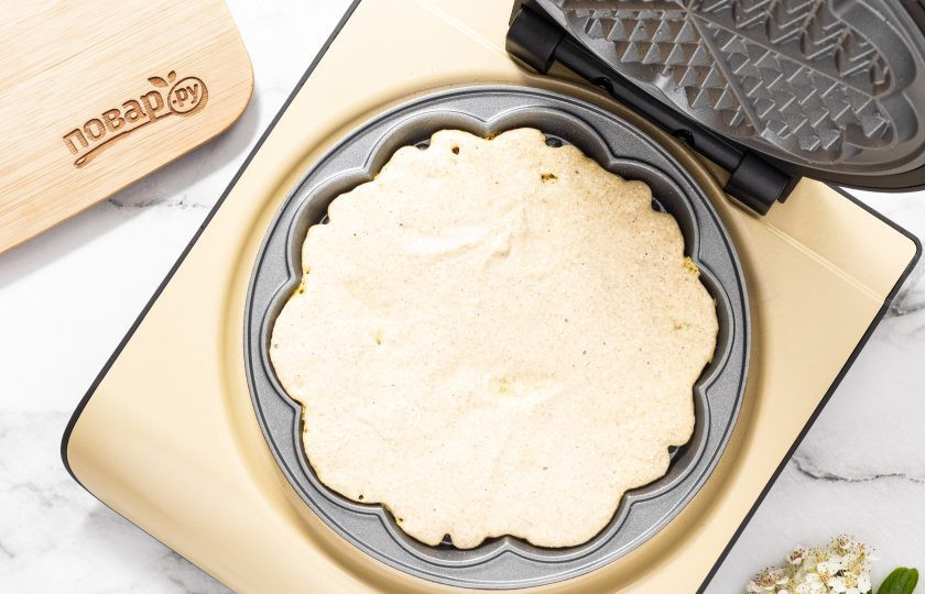 1. Этап. Вафли из киноа: Выложите порционно тесто на панель. Аккуратно распределите по всей поверхности.