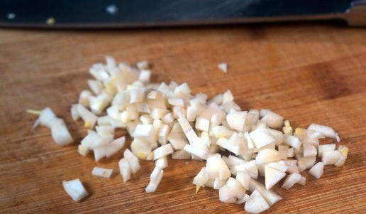 1. Этап. Грибы эноки: Мелко порезать чеснок.