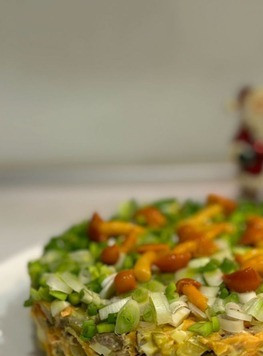 1. Этап. Салат Покоритель сердец: Еще сверху добавила совсем немного маринованных опят