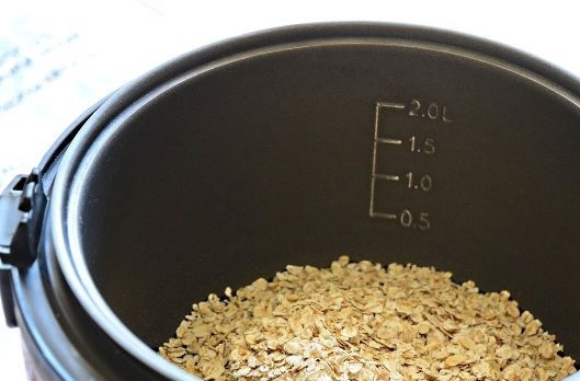 1. Этап. Геркулесовая каша в мультиварке: 2. В чашу мультиварки всыпьте хлопья.