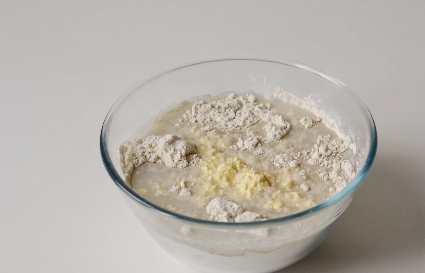 1. Этап. Хлеб без глютена: Смешайте сухие ингредиенты с жидкими. Замесите тесто.