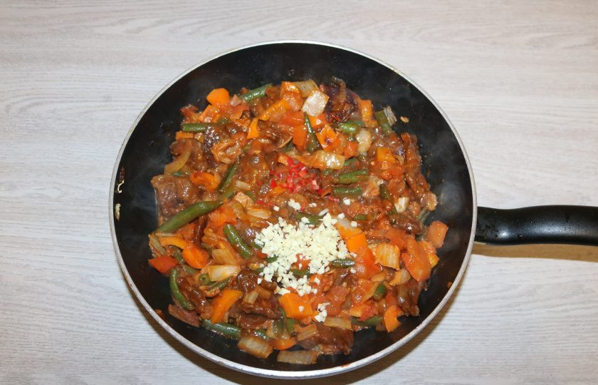 1. Этап. Гуйру лагман: Добавьте чеснок, острый перец, имбирь и хаджо, обжаривайте 5 минут.