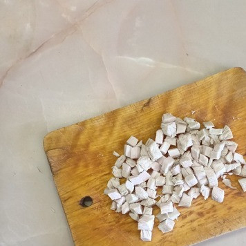 1. Этап. Салат Валентина: Куриное филе нарезать средними кусочками или разобрать на волокна.