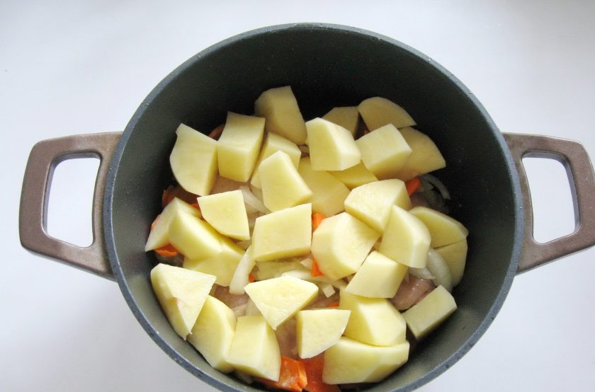 1. Этап. Домляма с курицей: Картофель нарежьте кубиками, не мелким. Выложите в казан.