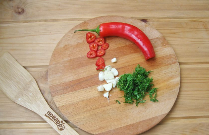1. Этап. Зеленые помидоры дольками на зиму: Красный острый перец, чеснок и укроп нарежьте.