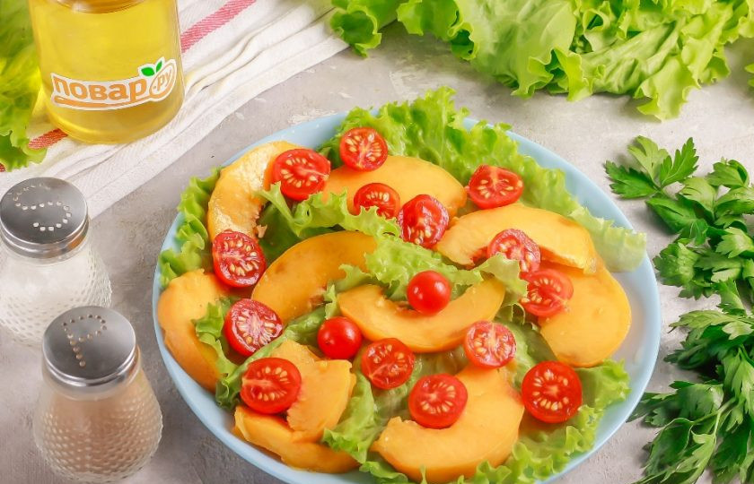 1. Этап. Салат с креветками и персиками: Промойте помидоры черри и выложите их на тарелку между нарезки из персиков. Вырезать сердцевинки из томатов не нужно!