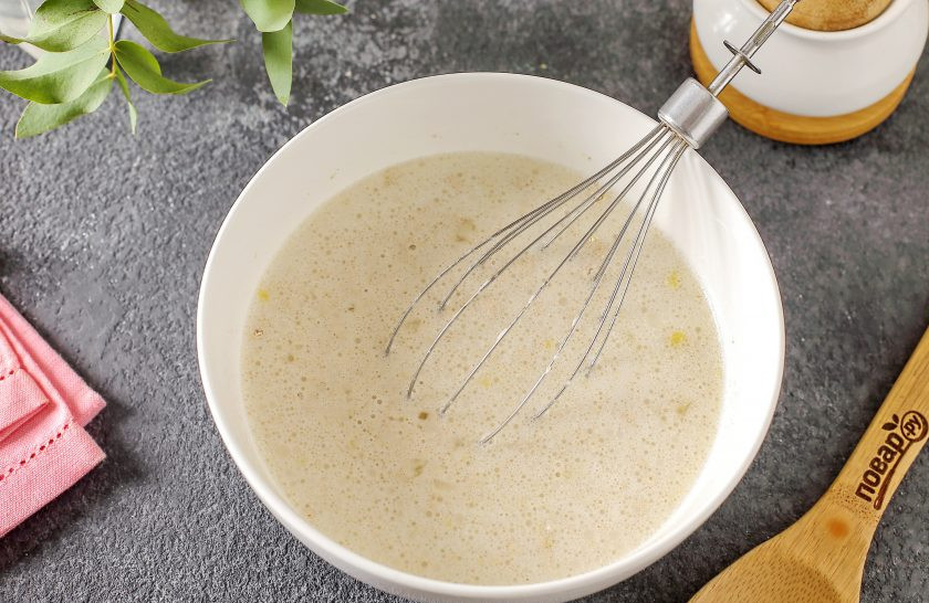 1. Этап. Блины из овсянки без муки: Перемешайте всё до однородного состояния. Тесто готово. Дайте ему постоять 20 минут.