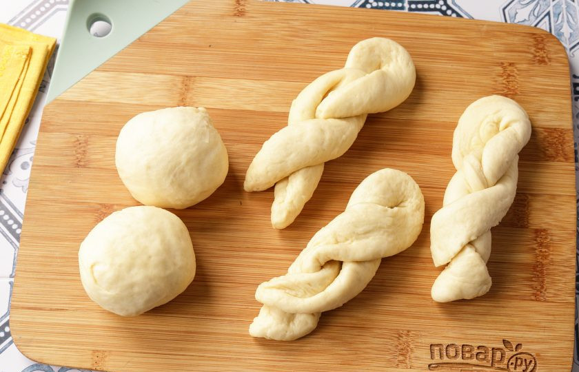 1. Этап. Калмыцкие борцоки: Часть в виде косичек — пожелание долгой жизни. Если тесто липкое, можно смазать руки и рабочую поверхность растительным маслом.