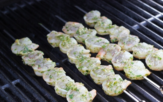 1. Этап. Морепродукты на гриле: 5. Выложите креветки на шампурах на гриль и жарьте 4-5 минут, после аккуратно переверните и подрумяньте еще пару минут.