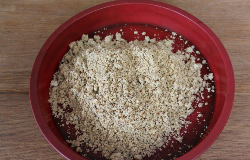 1. Этап. Постный грушевый пирог: Все перемешиваем. Тесто в виде крошки высыпаем в форму.