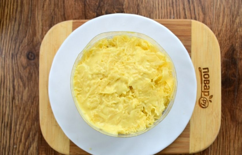 1. Этап. Крабовый салат с черносливом: 5-й — сыр, майонез.