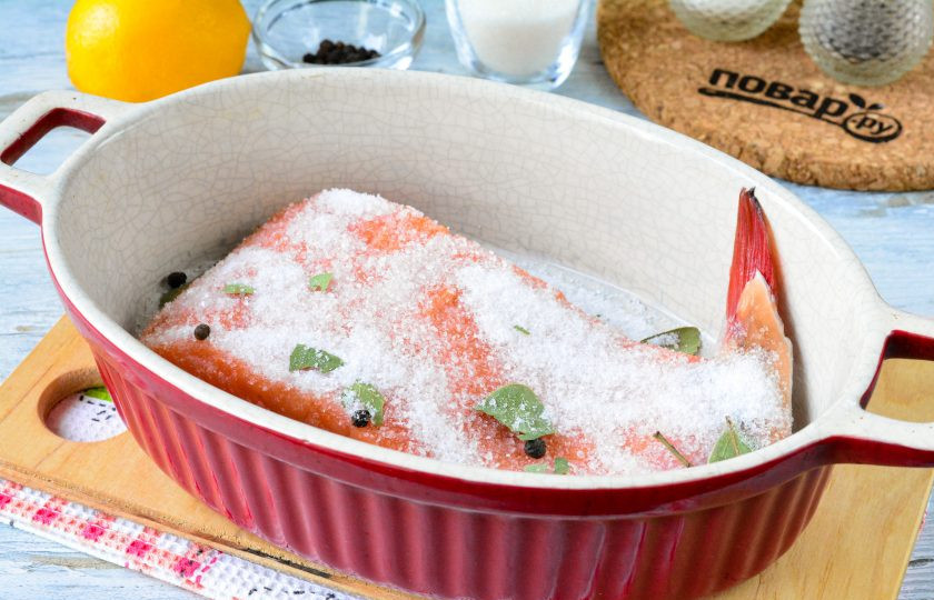 1. Этап. Соленая красная рыба: Красную рыбу присыпьте оставшимися специями.